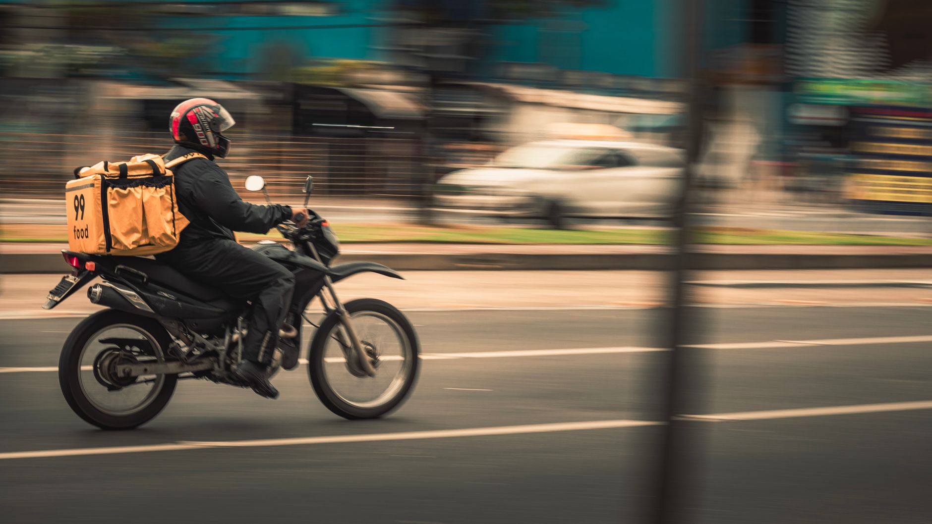 Motociclista de entrega em movimento pela cidade